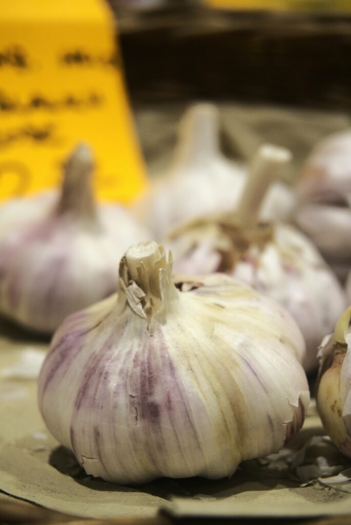 Ail frais sur un marché local. Que Faire au Jardin en Octobre